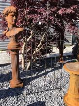 Schöner dekorativer Metallzaun als Gartensticher
