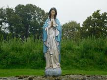 Gartenstatue Maria mit Rosenkranz, kirchliche Statue, Polystone in Farbe
