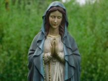 Gartenstatue Maria mit Rosenkranz, Statue in Farbe, christliche Figur