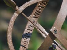 Sonnenuhr aus Gusseisen – römische Ziffern – klassisch