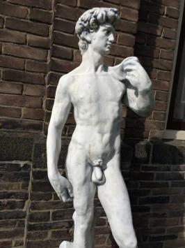 Große Steinskulptur der biblischen Figur David auf Sockel