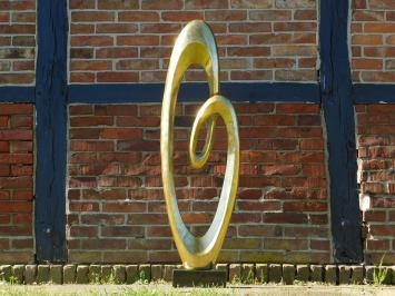 Abstrakte Kunst, kunstvolle Skulptur, auf Sockel aus Granit, Aluminium
