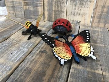 Gusseiserne Insekten – Biene, Schmetterling und Marienkäfer