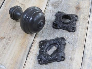 Türknauf mit zwei Rosetten - Türknauf, Knaufrosette und Schlossrosette - antikes Eisen