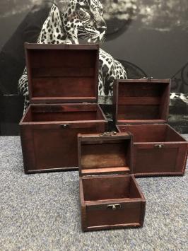 Set van 3 koloniaal houten kistjes met beslag, opbergkist