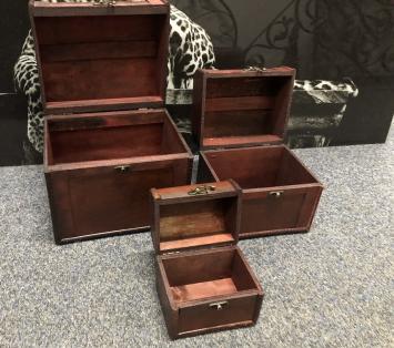 Set van 3 koloniaal houten kistjes met beslag, opbergkist