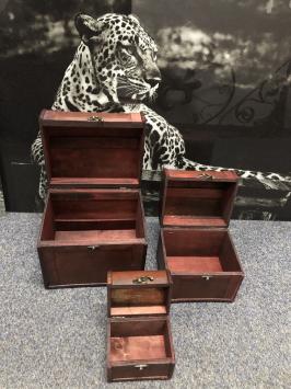 Set van 3 koloniaal houten kistjes met beslag, opbergkist