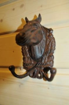 Schöner sitzender Engel, voller Details, voller Stein