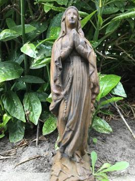 Statue der Jungfrau Maria, Stein, schön im Detail, Farbe oxid