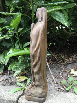 Statue der Jungfrau Maria, Stein, schön im Detail, Farbe oxid