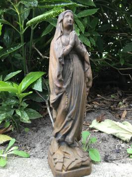 Statue der Jungfrau Maria, Stein, schön im Detail, Farbe oxid