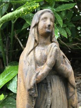 Statue der Jungfrau Maria, Stein, schön im Detail, Farbe oxid