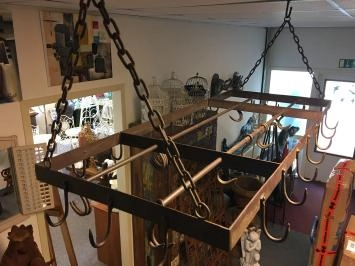 Großes Küchenregal, Küchenaufhänger, Tassenregal und mehr