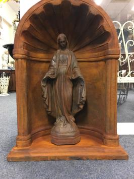 Mooi Mariabeeld vol steen-oxid in bidkapel vol steen