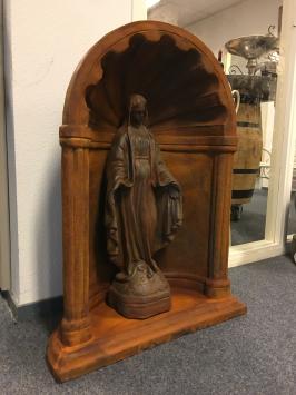 Mooi Mariabeeld vol steen-oxid in bidkapel vol steen