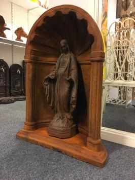 Mooi Mariabeeld vol steen-oxid in bidkapel vol steen