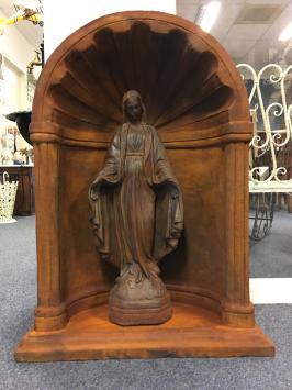 Mooi Mariabeeld vol steen-oxid in bidkapel vol steen