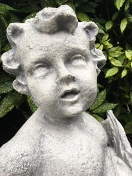 Engel liggend beeld, zomer op krul