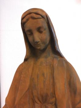 Mutter Maria, große Oxidstatue aus Stein auf Sockel