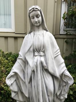 Mutter Maria, Kirchliche Gartenskulptur, Stein