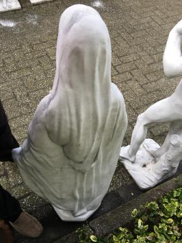 Mutter Maria, Kirchliche Gartenskulptur, Stein