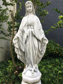 Mutter Maria, Kirchliche Gartenskulptur, Stein
