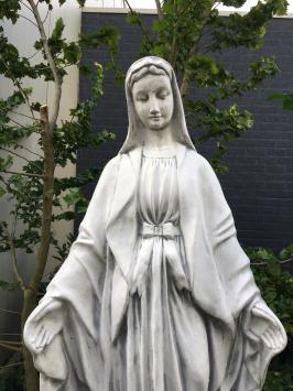 Mutter Maria, Kirchliche Gartenskulptur, Stein