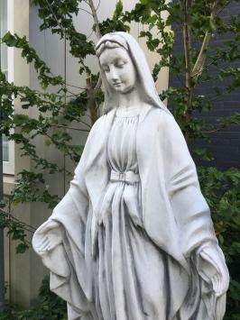 Mutter Maria, Kirchliche Gartenskulptur, Stein