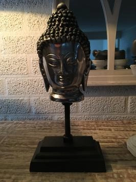 Buddha-Kopf auf Metallstativ, Aluminium