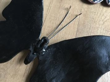 Gusseiserne Schmetterlinge – rustikal – in Farbe – Wanddekoration