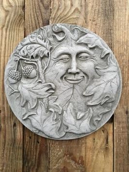 Wandornament steen rond, vrolijke eiken bladman, bosgeest