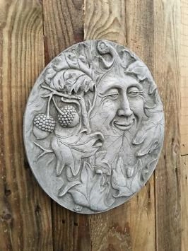 Wandornament steen rond, vrolijke eiken bladman, bosgeest