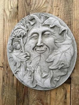 Wandornament steen rond, vrolijke eiken bladman, bosgeest