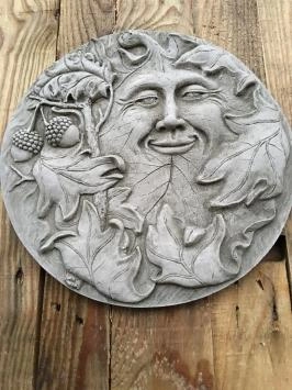 Wandornament steen rond, vrolijke eiken bladman, bosgeest