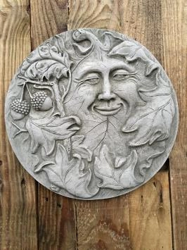 Wandornament steen rond, vrolijke eiken bladman, bosgeest