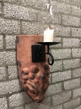 Wind licht van dakpan met mytische afbeelding, kandelaar en glazen kolf