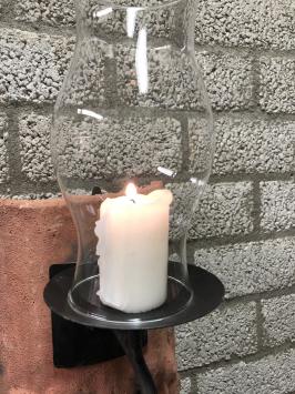 Wind licht van dakpan met mytische afbeelding, kandelaar en glazen kolf