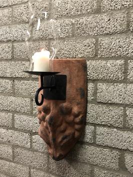 Wind licht van dakpan met mytische afbeelding, kandelaar en glazen kolf