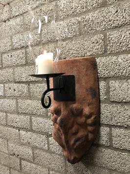 Wind licht van dakpan met mytische afbeelding, kandelaar en glazen kolf