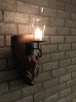 Wind licht van dakpan met mytische afbeelding, kandelaar en glazen kolf
