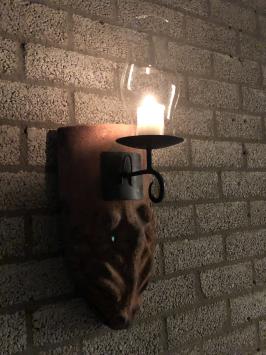Wind licht van dakpan met mytische afbeelding, kandelaar en glazen kolf