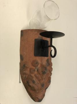 Wind licht van dakpan met mytische afbeelding, kandelaar en glazen kolf