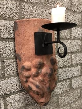 Dachziegelwindlicht mit mythischem Bild, mit Kerzenständer