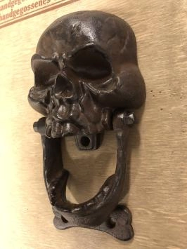 Brauner Schädel aus Gusseisen als Türklopfer