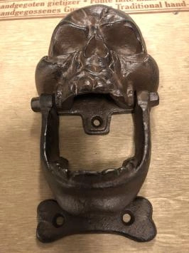 Brauner Schädel aus Gusseisen als Türklopfer