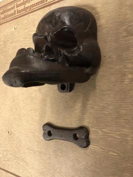 Brauner Schädel aus Gusseisen als Türklopfer