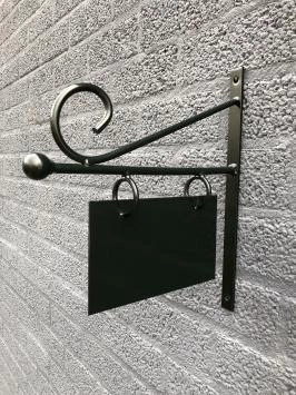 Winkel naamschild small voor in de oude binnenstad, reclame teken
