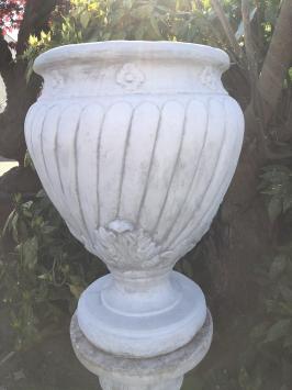 Schöne große Vase-Krug-Blumentopf auf Sockel, voll von Stein