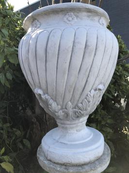 Schöne große Vase-Krug-Blumentopf auf Sockel, voll von Stein