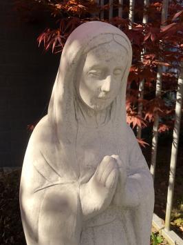 Mutter Maria / Mutter Maria, groß auf Sockel, Stein Skulptur